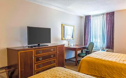Plaza Inn & Suites