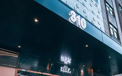 Aliz Hotel Entrance