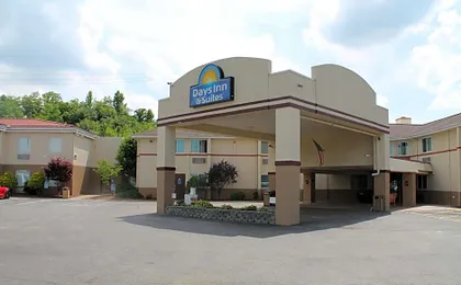 Days Inn & Suites by Wyndham Bridgeport - Clarksburg