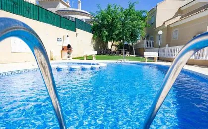 Spacious 2 Bed Ground floor apartment with beautiful communal pool