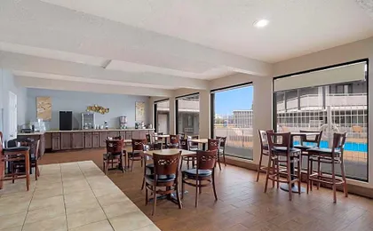 Spanish Trails Inn - Laredo Hotel