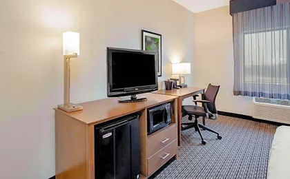 La Quinta Inn & Suites by Wyndham Baltimore Bwi Airport