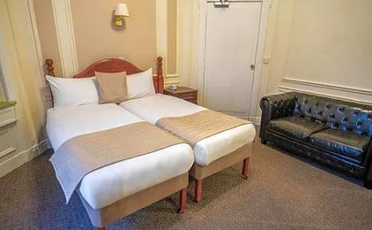 Adelphi Hotel