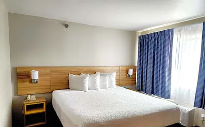 Days Inn & Suites by Wyndham Corpus Christi Central