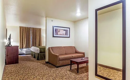 Cobblestone Hotel & Suites - Hutchinson