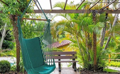 Piscina, jardim, área gourmet e vista arborizada