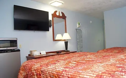 Holiday Lodge & Suites