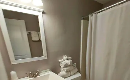 The Burgundy Inn Hotel and Apartments