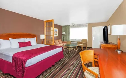 Days Inn & Suites by Wyndham Logan