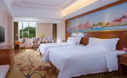 Vienna International Hotel (Shenzhen Caopu Baigelong Metro Station)