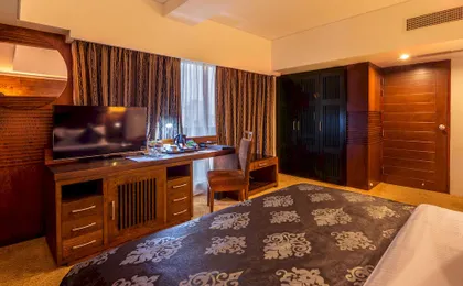 Long Beach Suites