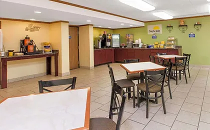 Days Inn & Suites by Wyndham Madison Heights MI