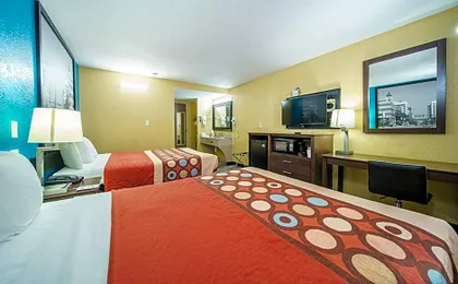 Super 8 by Wyndham Wichita Airport