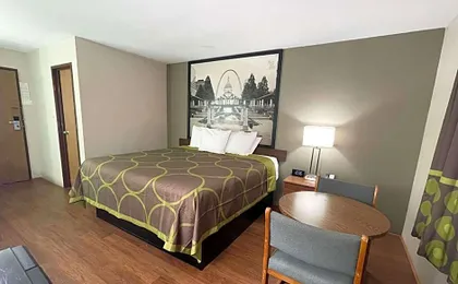 Super 8 by Wyndham Eureka/Six Flags Nearby