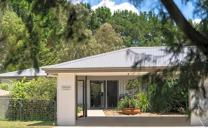 Robinia Guest House - Warmth & Minimalism