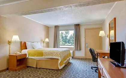 Days Inn by Wyndham Fairmont