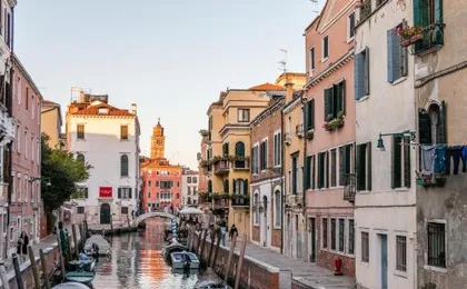 Red House close to @Accademia Bridge
