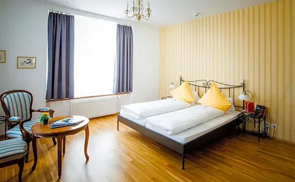Carlton-Europe Vintage Adults Hotel