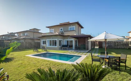 Casa Moderna e Luxuosa com Quatro Suítes Próx a Rua das Pedras Por Luxury Rentals