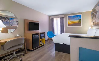 Days Inn & Suites by Wyndham Commerce