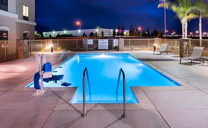 Holiday Inn Express & Suites Bakersfield Airport By IHG