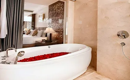 Modern 1BR w/ pool near Petitenget Beach Seminyak