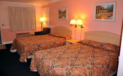 Super 8 by Wyndham Hayward Downtown