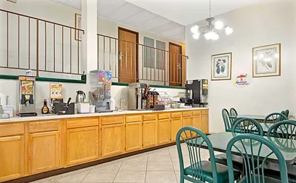Super 8 by Wyndham Eureka/Six Flags Nearby