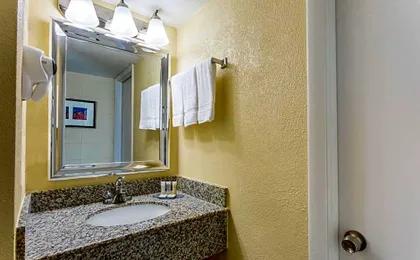 Howard Johnson by Wyndham Virginia Beach At The Beach