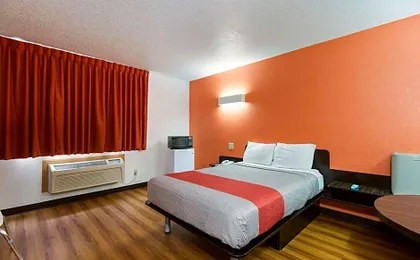Motel 6-Davenport, IA