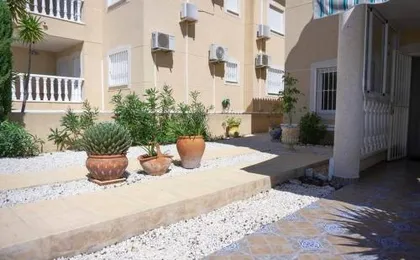 Spacious 2 Bed Ground floor apartment with beautiful communal pool