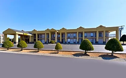 Super 8 by Wyndham Clarksville Northeast