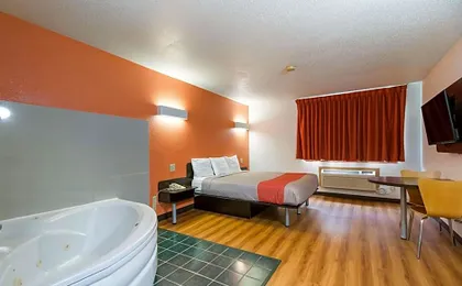 Motel 6-Davenport, IA