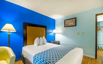 Econo Lodge Inn & Suites Windsor Locks Bradley Airport