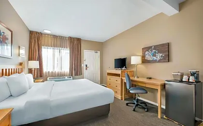 Econo Lodge Inn & Suites