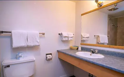 Canadas Best Value Inn- River View Hotel