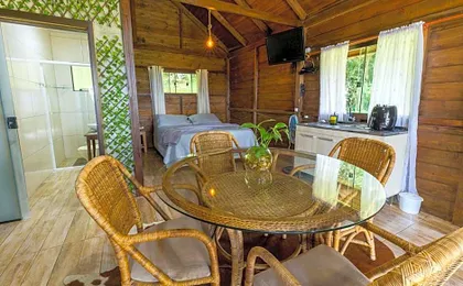 Chalé com Wi-Fi, vista p o lago em meio a natureza