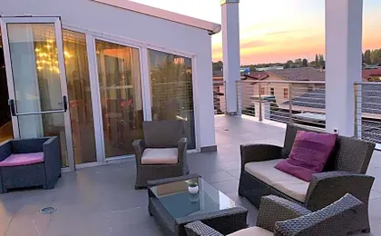 Hotel In - Lounge Room