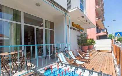 Sunflower Beach Backpacker Hostel & Bar