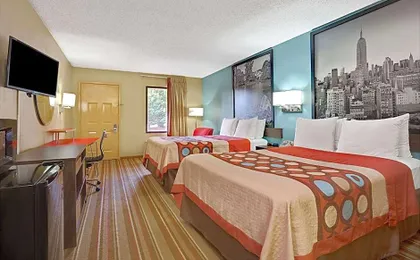 Super 8 by Wyndham Forest Park