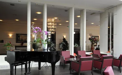 Cocktail Lounge