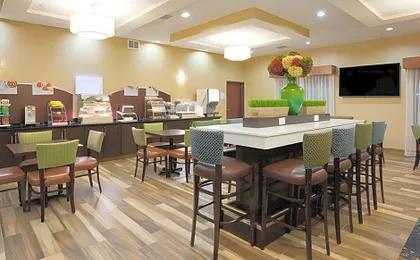 Holiday Inn Express & Suites Davenport North By IHG
