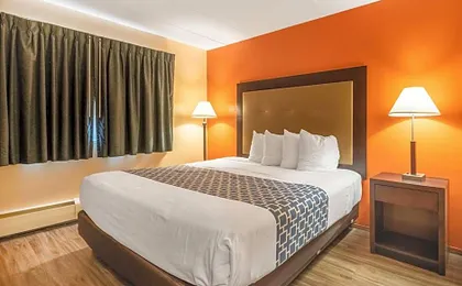 Econo Lodge Inn & Suites Windsor Locks Bradley Airport