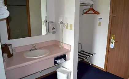 Sky Lodge Inn & Suites - Delavan