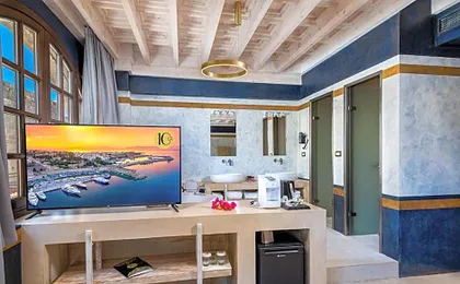 10GR Boutique Hotel & Wine Bar