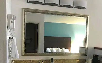 Days Inn & Suites by Wyndham Gresham