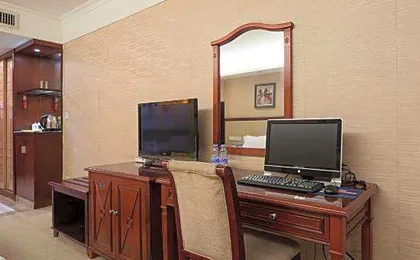 Yuanfeng Hotel (Shenzhen East Railway Station Buji Subway Station)