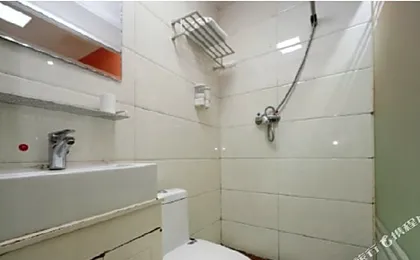 Red Apple Express Hotel (Central University of Finance and Economics Dazhongsi Subway Station)