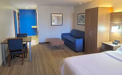 Holiday Inn Express & Suites Woodland Hills by IHG