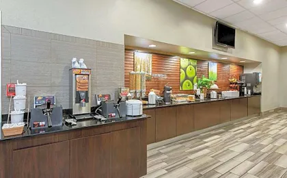 La Quinta Inn & Suites by Wyndham New Orleans Airport